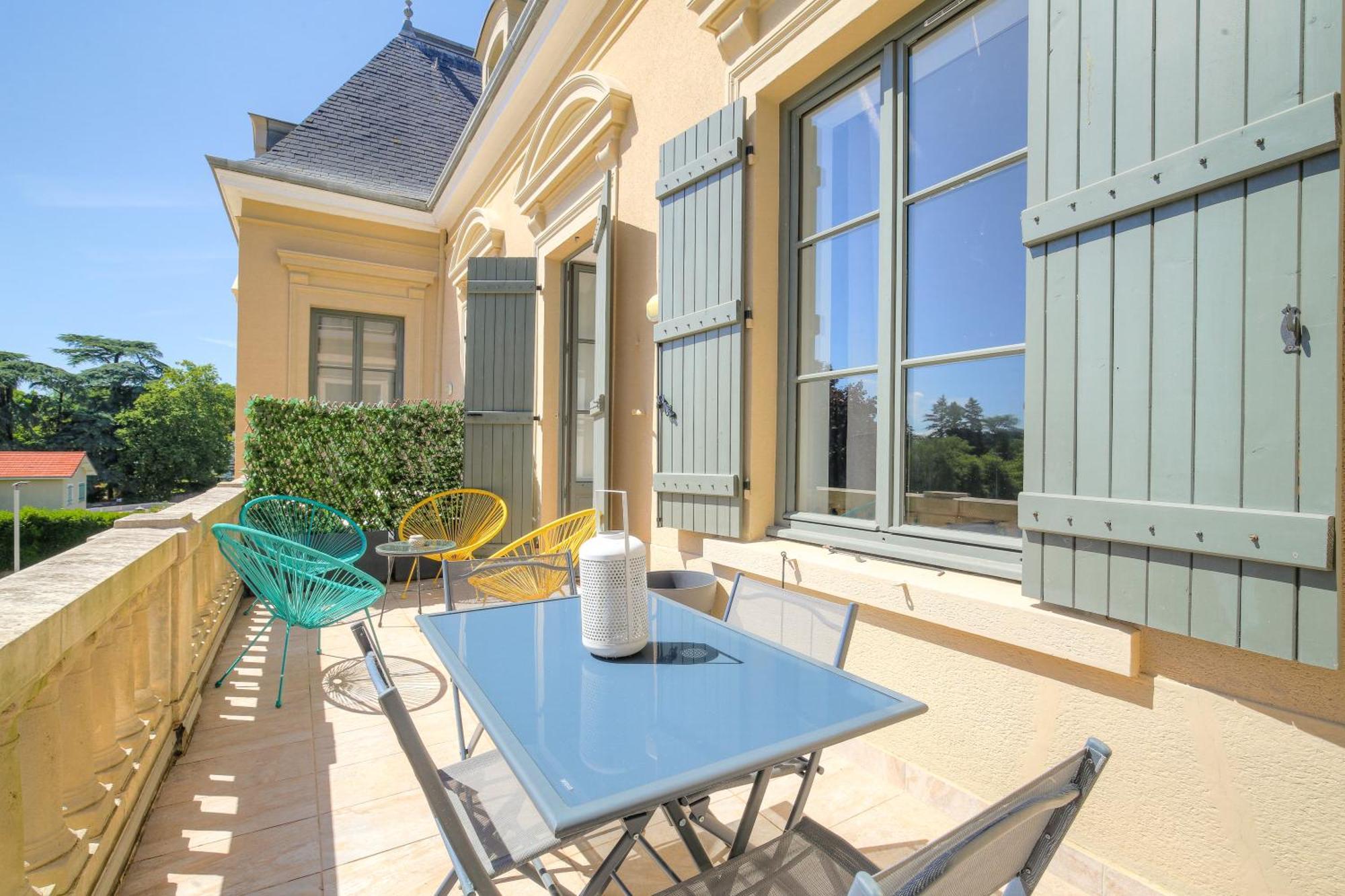 Chateau Ecully - Appartement 2 Chambres - Terrasse & Parking Exterior foto