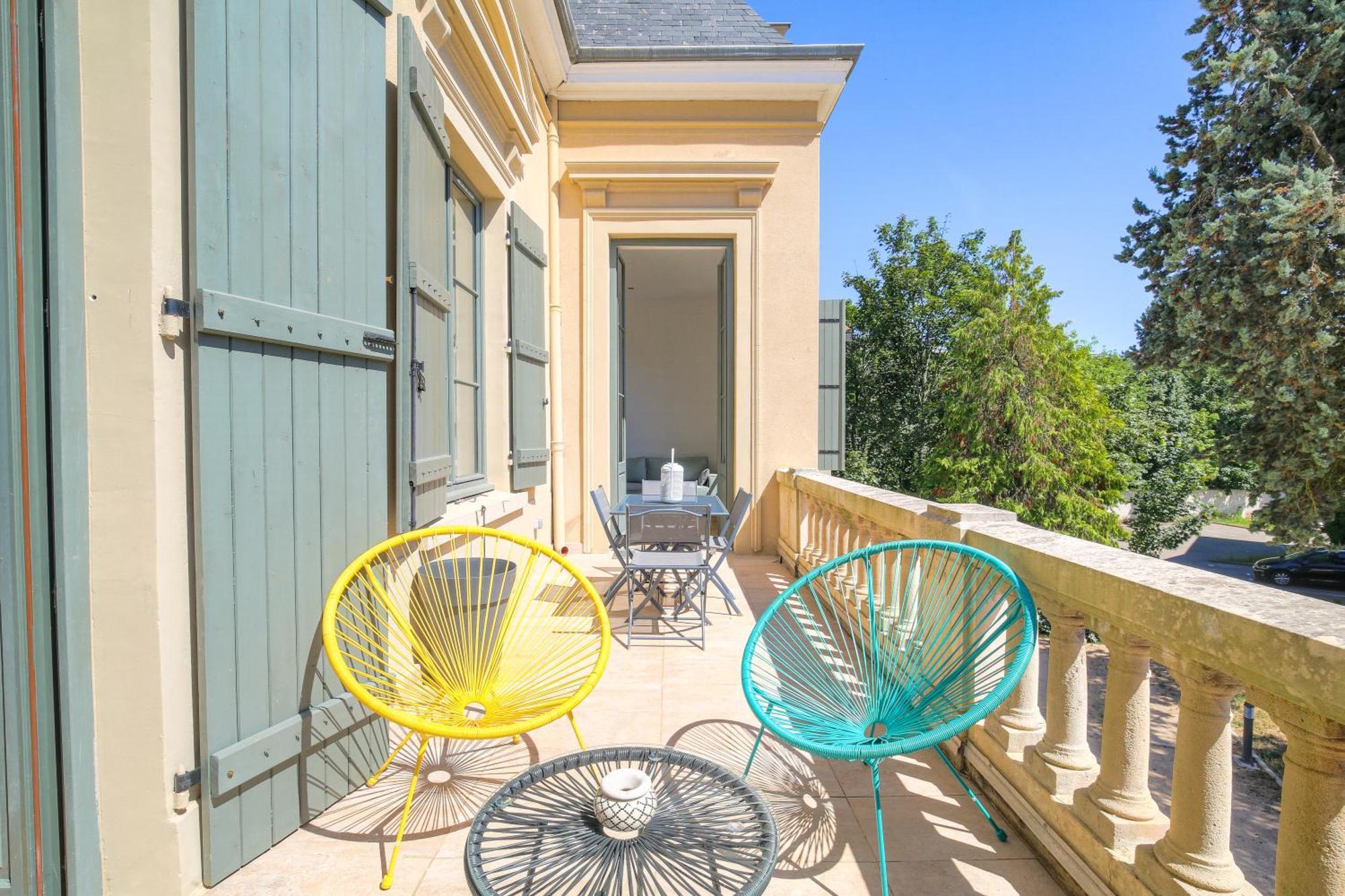 Chateau Ecully - Appartement 2 Chambres - Terrasse & Parking Exterior foto