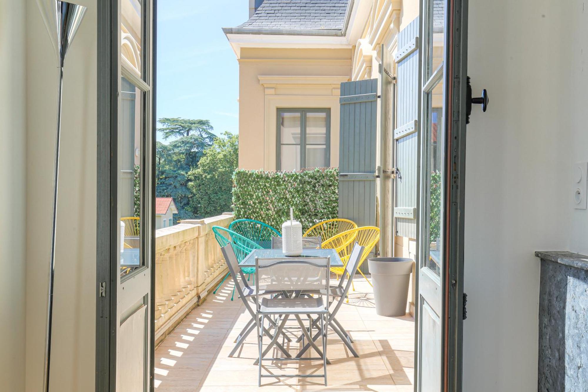 Chateau Ecully - Appartement 2 Chambres - Terrasse & Parking Exterior foto