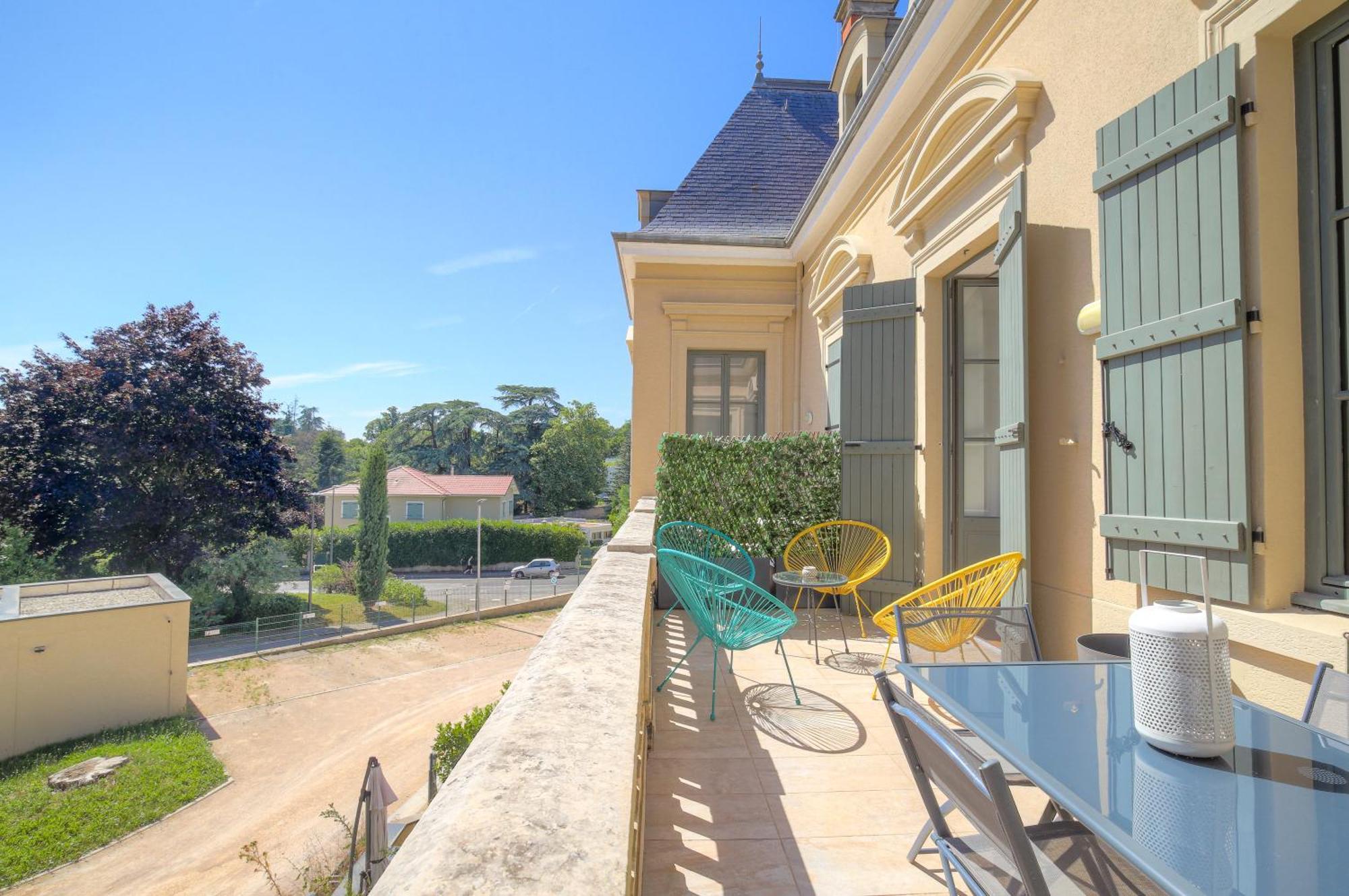 Chateau Ecully - Appartement 2 Chambres - Terrasse & Parking Exterior foto