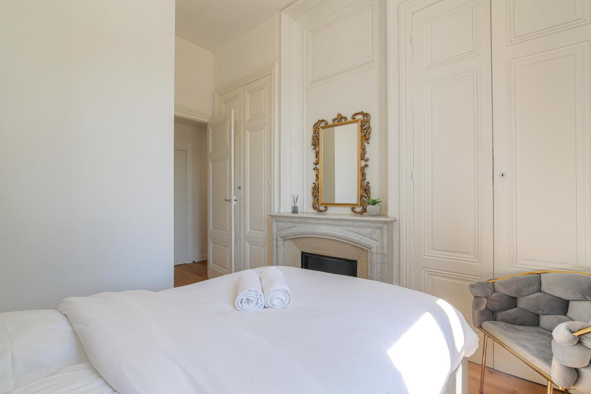 Chateau Ecully - Appartement 2 Chambres - Terrasse & Parking Exterior foto