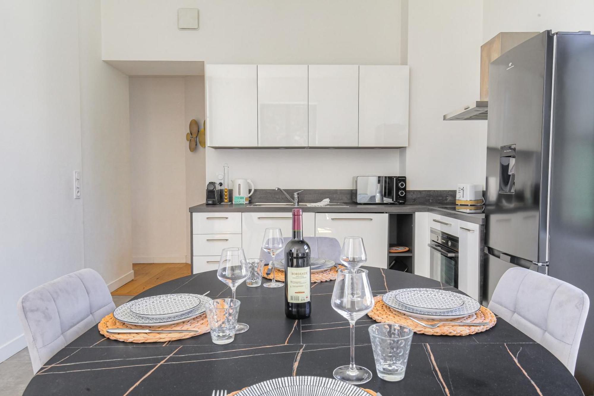 Chateau Ecully - Appartement 2 Chambres - Terrasse & Parking Exterior foto