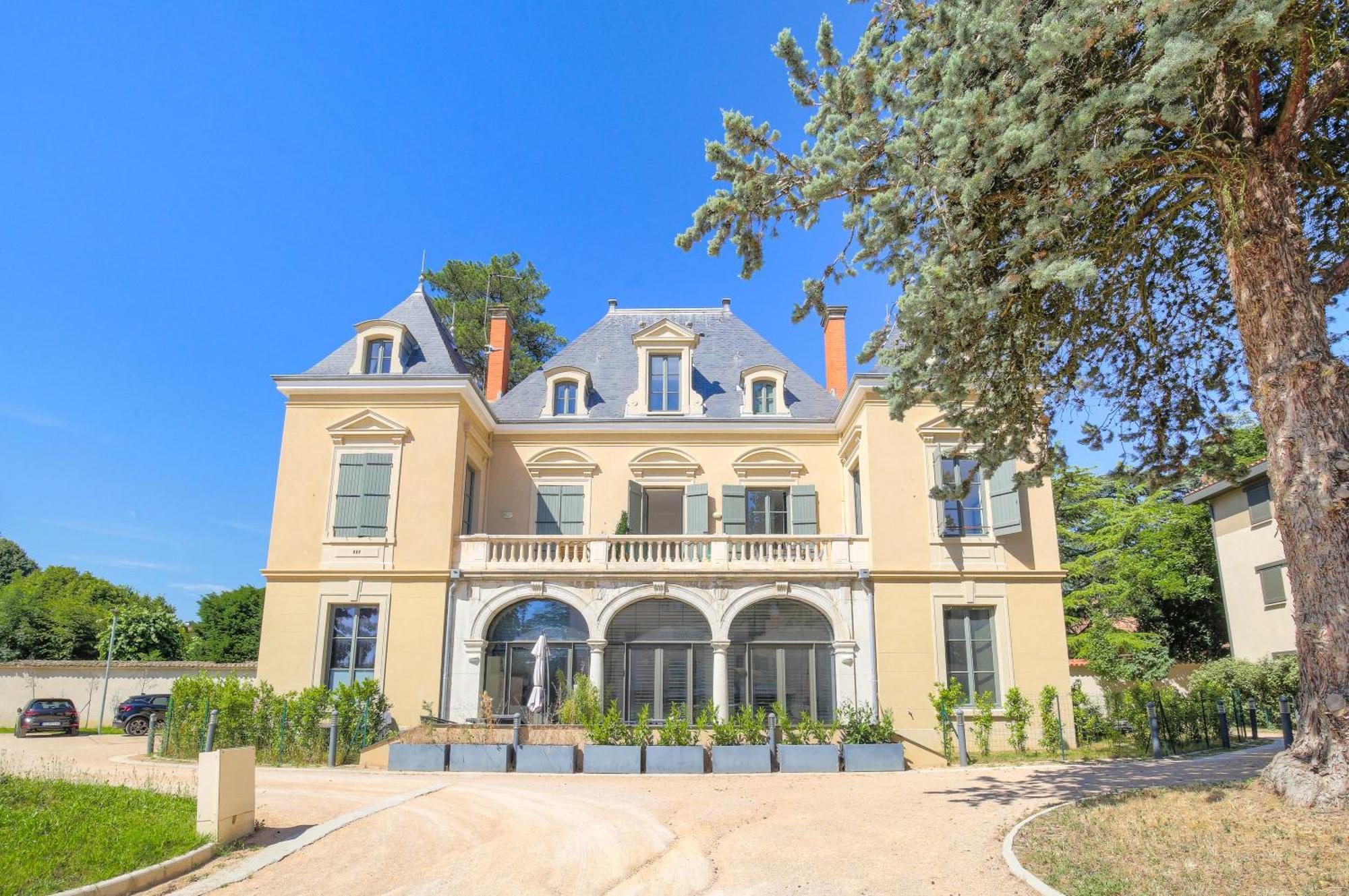Chateau Ecully - Appartement 2 Chambres - Terrasse & Parking Exterior foto